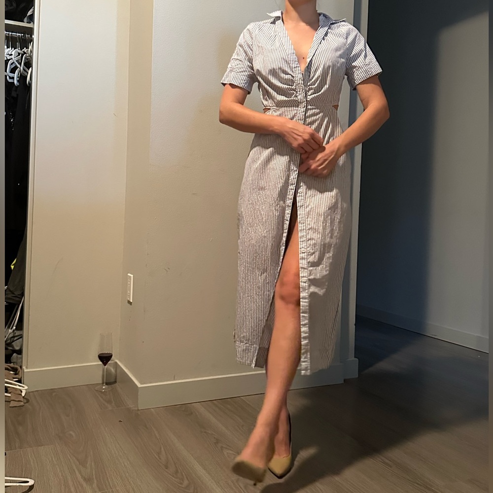 Purchased: Nordstrom Model Avg. Size 2 (small) Height of model: 5’4 weight: 110